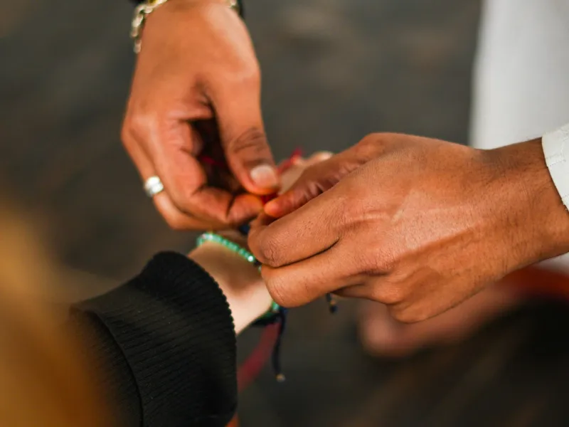 Quando un bracciale apre una conversazione: il gioiello artigianale italiano come linguaggio universale tra sconosciuti