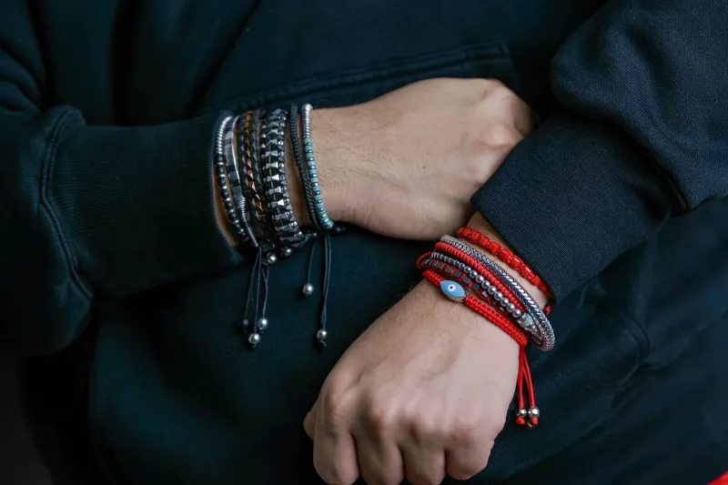 Il polso che ha viaggiato il mondo: bracciali artigianali italiani come compagni di viaggio e custodi di memorie