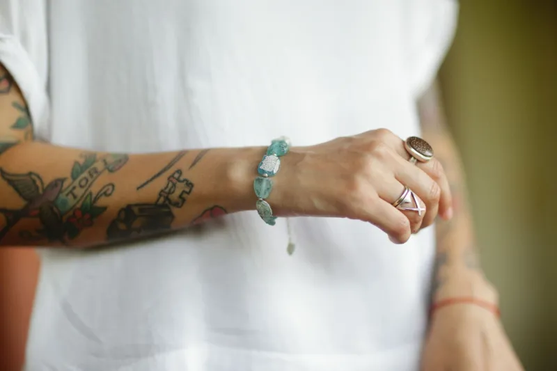 Bracciali estivi: come abbinare metalli e pietre per un look luminoso e raffinato
