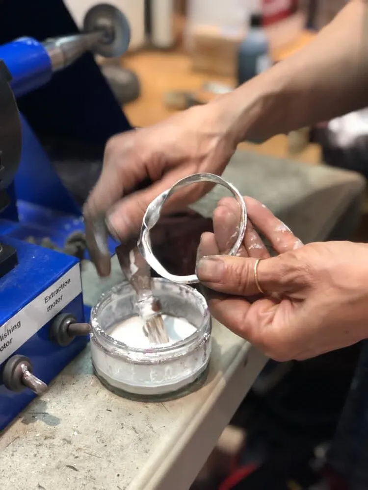 Cinque passi falsi al polso: gli errori più comuni con i bracciali artigianali (e come evitarli)