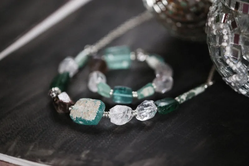 Pietre che curano: l'anima minerale dei bracciali artigianali italiani tra tradizione popolare e consapevolezza moderna