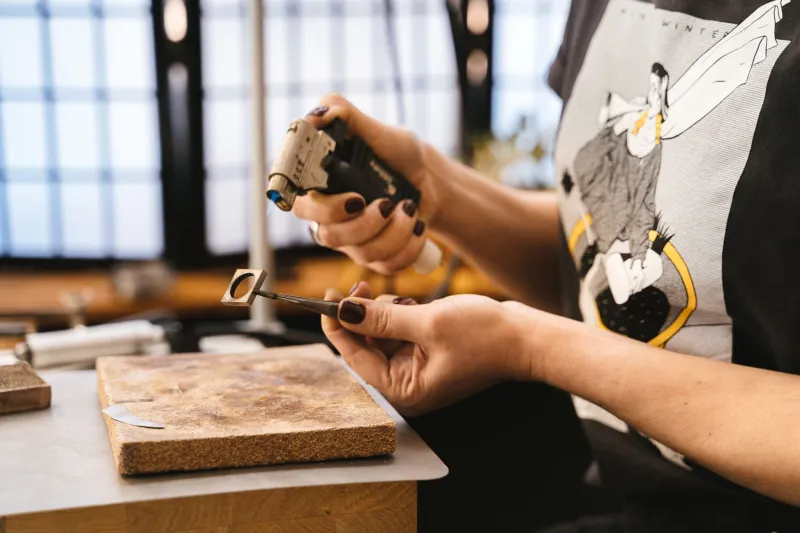 Saper leggere un bracciale: la guida per riconoscere il vero artigianato italiano ed evitare le imitazioni